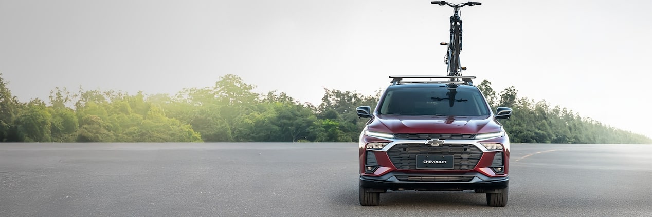 Masthead com Chevrolet Tracker 2026 estacionado com uma bicicleta no bagageiro de teto