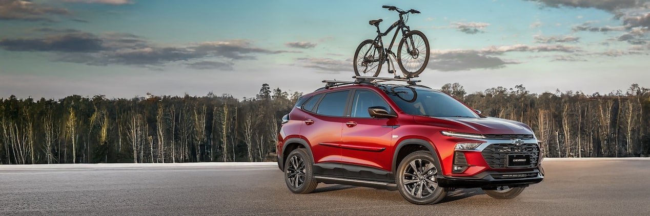 Masthead com Chevrolet Tracker 2026 estacionado com uma bicicleta no bagageiro de teto