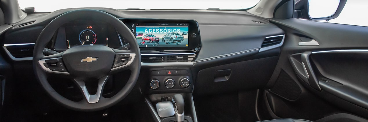 Imagem interna do Chevrolet Tracker 2026 com foto no painel, volante e central multimídia MyLink