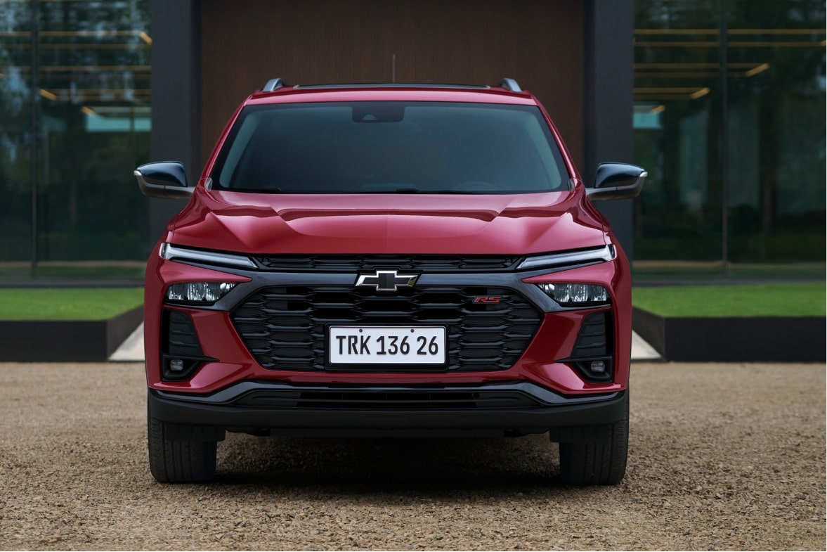 Chevrolet Tracker 2026 estacionado na rua e visto de frente