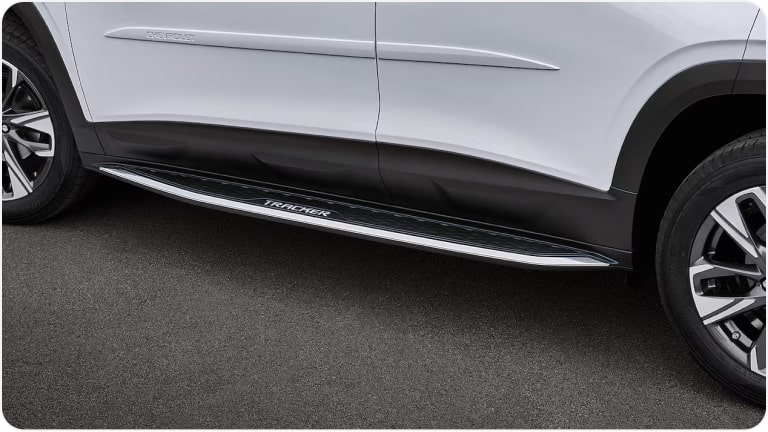 Imagem do friso de porta da linha de acessórios originais Chevrolet para o Tracker 2026