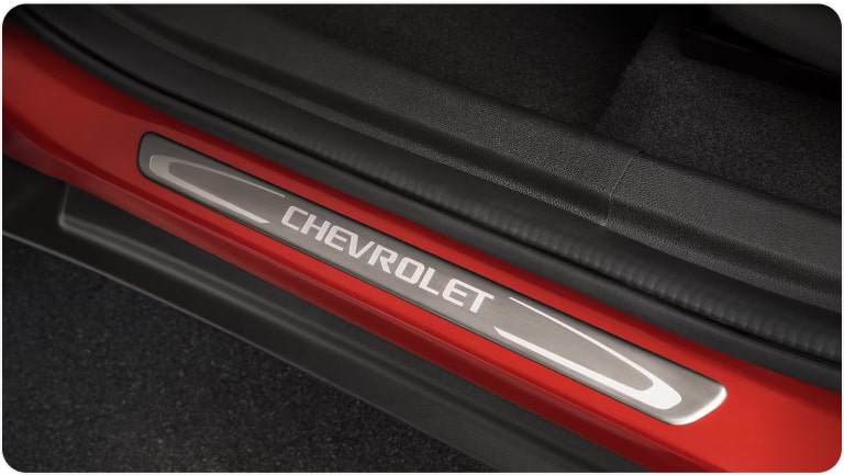 Imagem das soleiras de porta em alumínio da linha de acessórios originais Chevrolet para o Tracker 2026