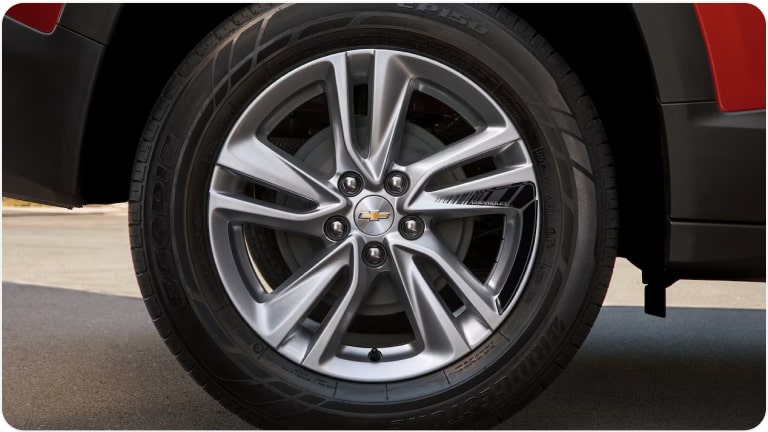 Imagem dos adesivos de roda da linha de acessórios originais Chevrolet para o Tracker 2026