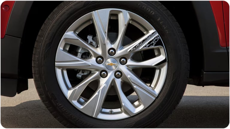 Imagem dos adesivos de roda prata da linha de acessórios originais Chevrolet para o Tracker 2026