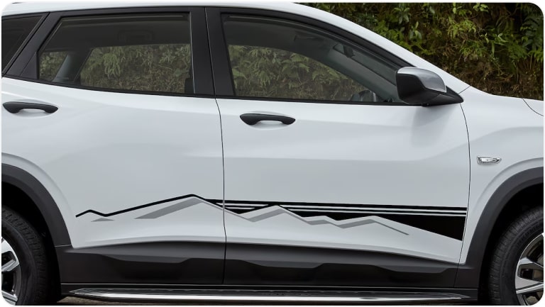 Imagem dos adesivos de porta da linha de acessórios originais Chevrolet para o Tracker 2026