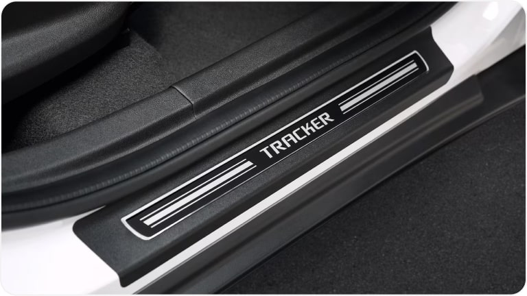 Imagem das soleiras de porta resinadas da linha de acessórios originais Chevrolet para o Tracker 2026