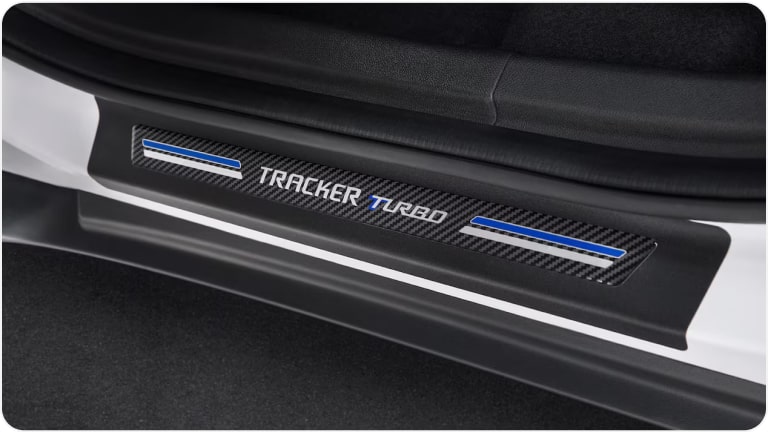 Imagem das soleiras de porta resinadas da linha de acessórios originais Chevrolet para o Tracker 2026