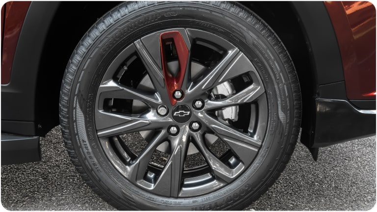 Imagem da roda de liga leve de 17 polegadas versão RS na cor branco da linha de acessórios originais Chevrolet para o Tracker 2026