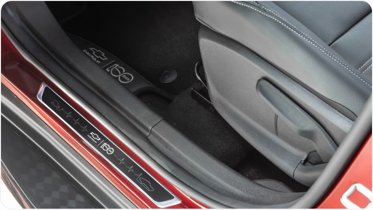 Imagem do kit de celebração de 100 anos da Chevrolet no Brasil da linha de acessórios originais Chevrolet para o Tracker 2026