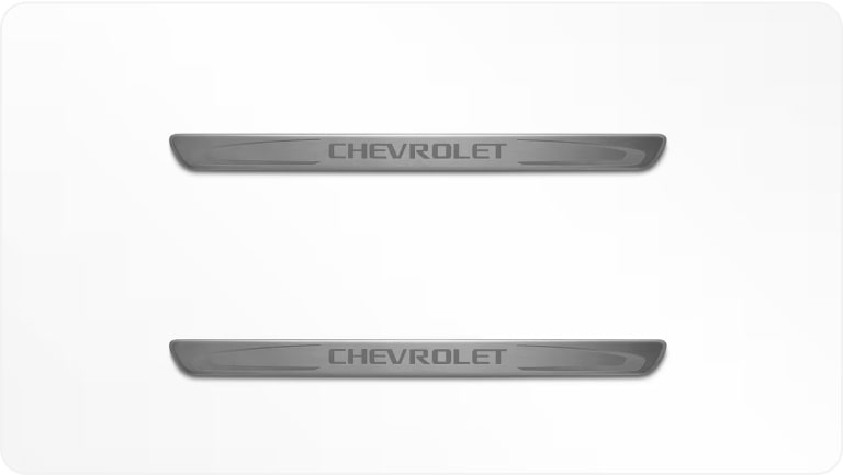 Imagem das soleiras de porta em alumínio da linha de acessórios originais Chevrolet para o Tracker 2026