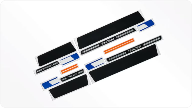 Imagem das soleiras de porta resinadas da linha de acessórios originais Chevrolet para o Tracker 2026