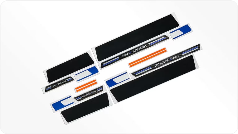Imagem das soleiras de porta resinadas da linha de acessórios originais Chevrolet para o Tracker 2026