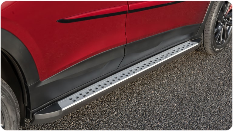 Imagem do estribo lateral K2 My Way da linha de acessórios originais Chevrolet para o Tracker 2026