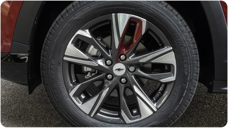 Imagem da roda de liga leve de 17 polegadas versão RS na cor preta da linha de acessórios originais Chevrolet para o Tracker 2026