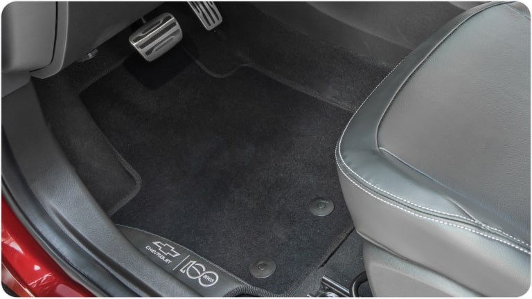 Imagem do kit de celebração de 100 anos da Chevrolet no Brasil da linha de acessórios originais Chevrolet para o Tracker 2026