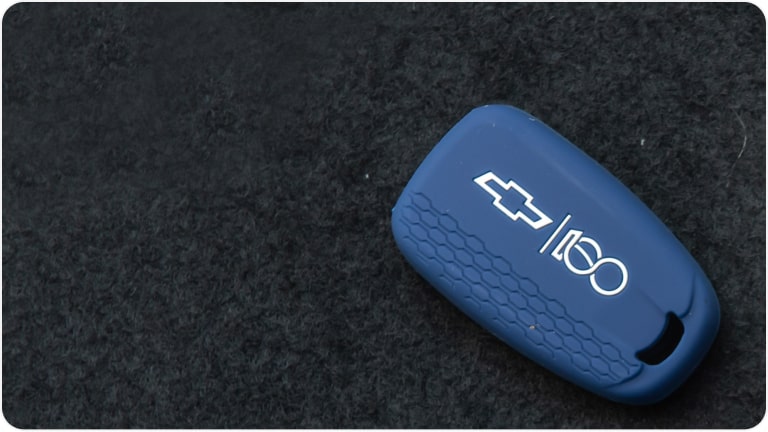 Imagem da capa de silicone para chave de presença com o logo de 100 anos da Chevrolet no Brasil