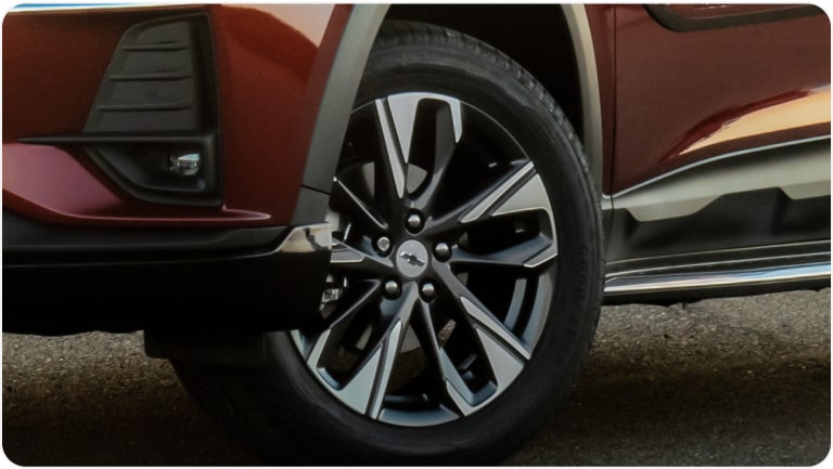 Imagem da roda de alumínio de 17 polegadas da linha de acessórios originais Chevrolet para o Tracker 2026