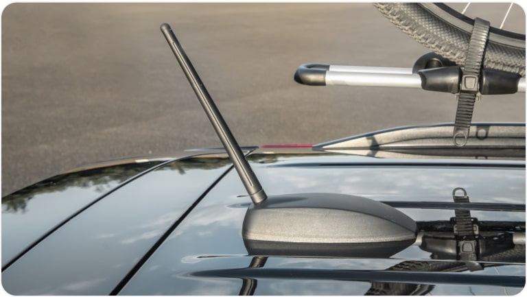 Imagem da antena esportiva da linha de acessórios originais Chevrolet para o Tracker 2026