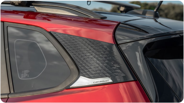 Imagem do aplique ornamental de coluna C da linha de acessórios originais Chevrolet para o Tracker 2026