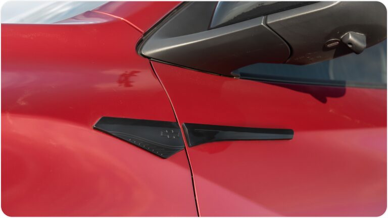 Imagem do aplique ornamental de para-lama da linha de acessórios originais Chevrolet para o Tracker 2026