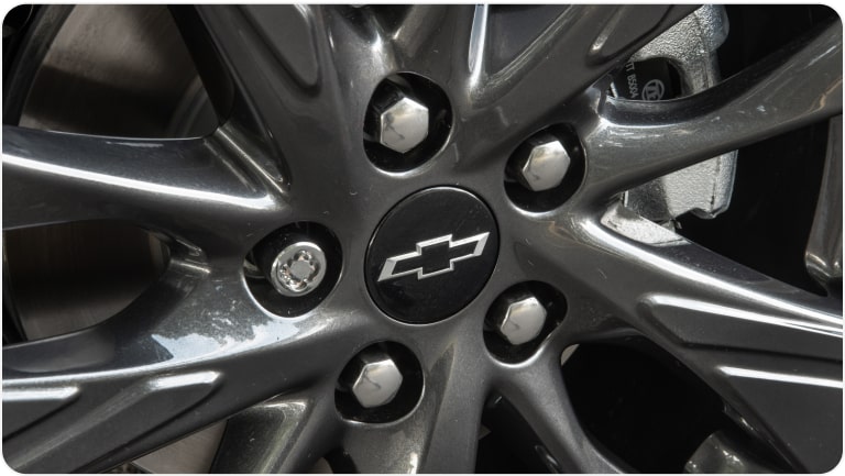 Imagem da calotinha de centro de roda cor Cinza Rush da linha de acessórios originais Chevrolet para o Tracker 2026
