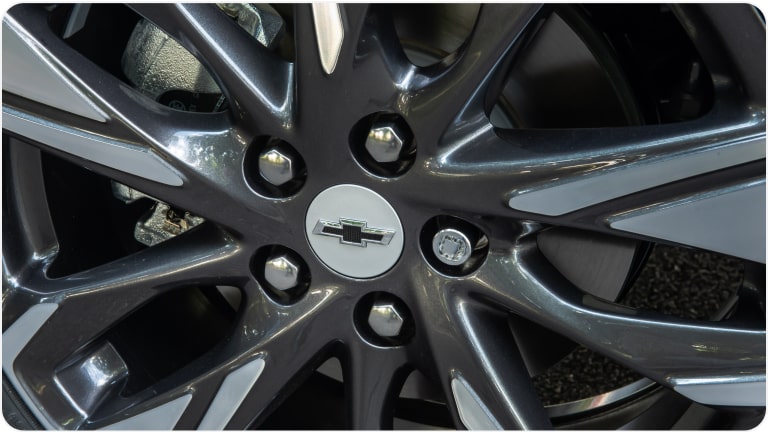 Imagem da calotinha de centro de roda cor prata da linha de acessórios originais Chevrolet para o Tracker 2026