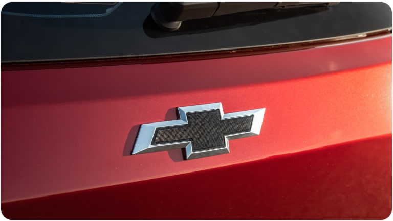 Imagem da gravata Chevrolet traseira na cor preta da linha de acessórios originais Chevrolet para o Tracker 2026