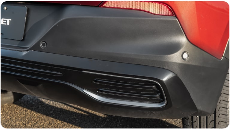 Imagem do friso de porta da linha de acessórios originais Chevrolet para o Tracker 2026