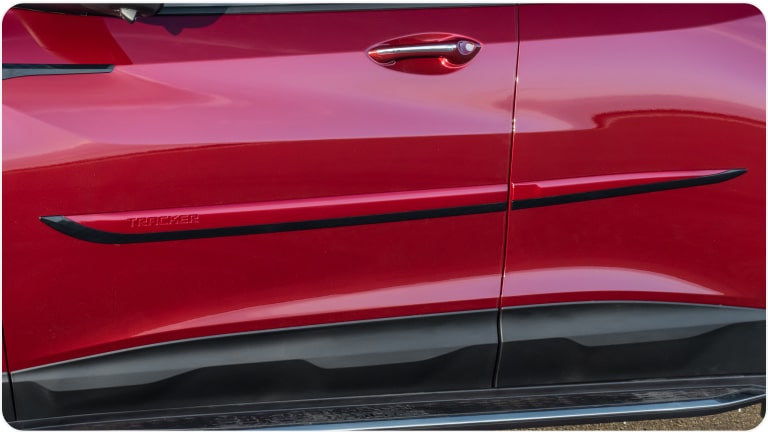 Imagem do friso de porta da linha de acessórios originais Chevrolet para o Tracker 2026