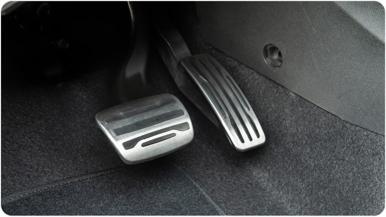 Imagem da pedaleira esportiva para câmbio automático da linha de acessórios originais Chevrolet para o Tracker 2026