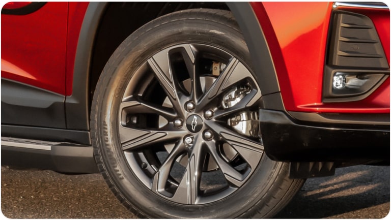 Imagem da roda de liga leve de 17 polegadas da linha de acessórios originais Chevrolet para o Tracker 2026