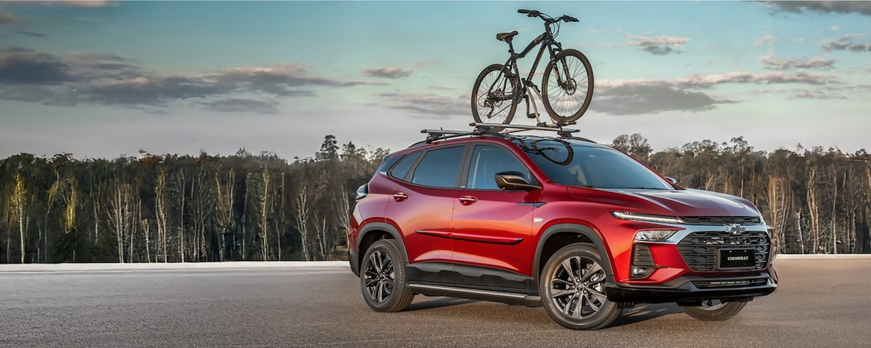 Masthead com Chevrolet Tracker 2026 estacionado e com uma bicicleta presa no rack de teto