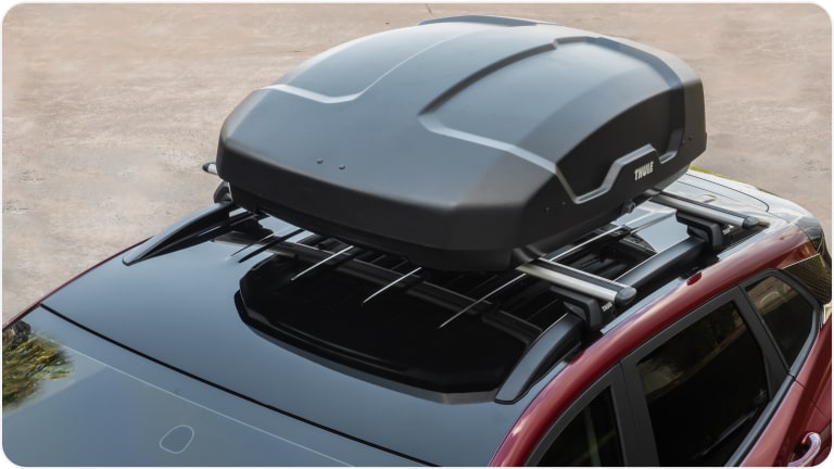Imagem do bagageiro de teto (300L) da linha de acessórios originais Chevrolet para o Tracker 2026