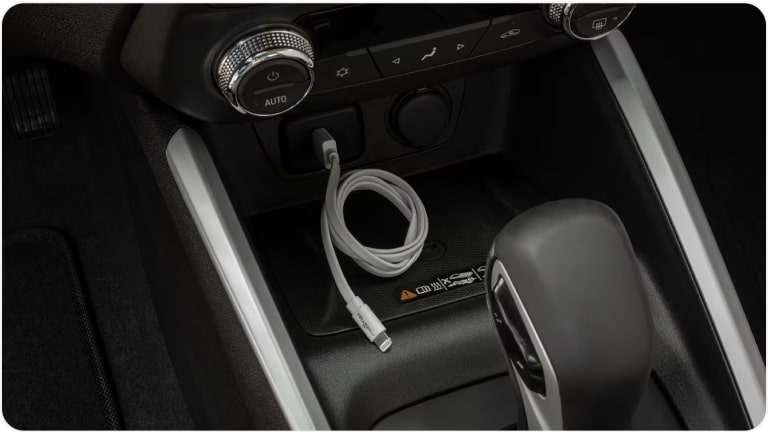 Imagem do cabo USB Apple da linha de acessórios originais Chevrolet para o Tracker 2026