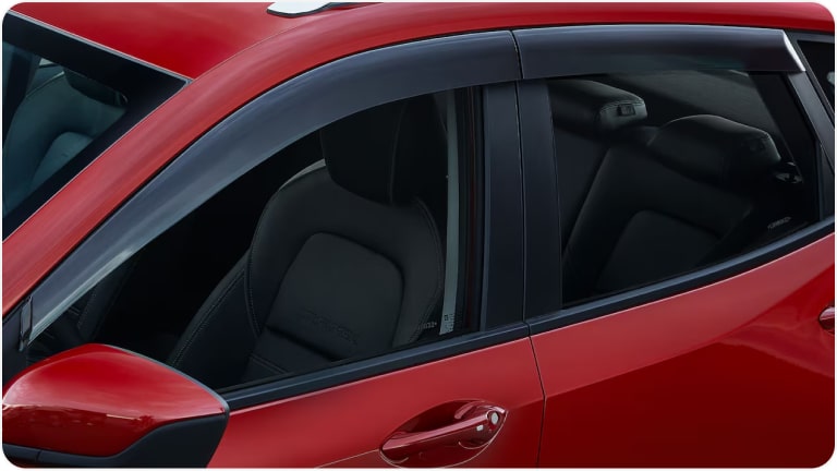 Imagem da calha de chuva da linha de acessórios originais Chevrolet para o Tracker 2026