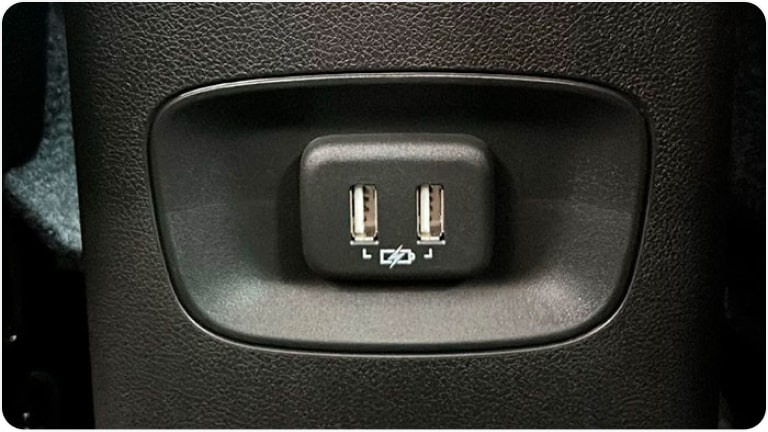 Dispositivos sempre carregados com a entrada USB traseira, prática e acessível para os passageiros.