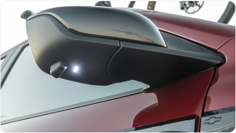 Imagem da luz de boas-vindas full LED no retrovisor lateral externo do Chevrolet Tracker 2026 da linha de acessórios Chevrolet