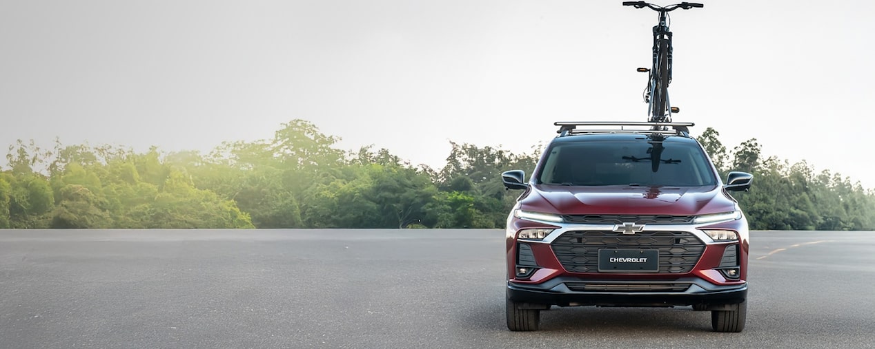 Masthead com Chevrolet Tracker 2026 estacionado e com uma bicicleta presa no rack de teto