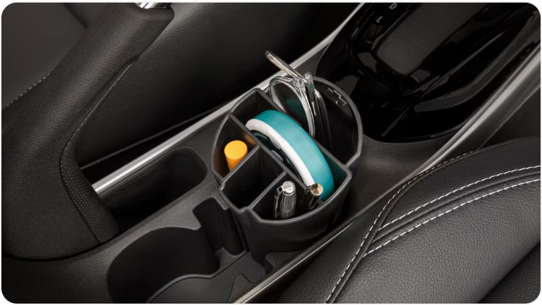Imagem do organizador de porta-copos da linha de acessórios originais Chevrolet para o Tracker 2026