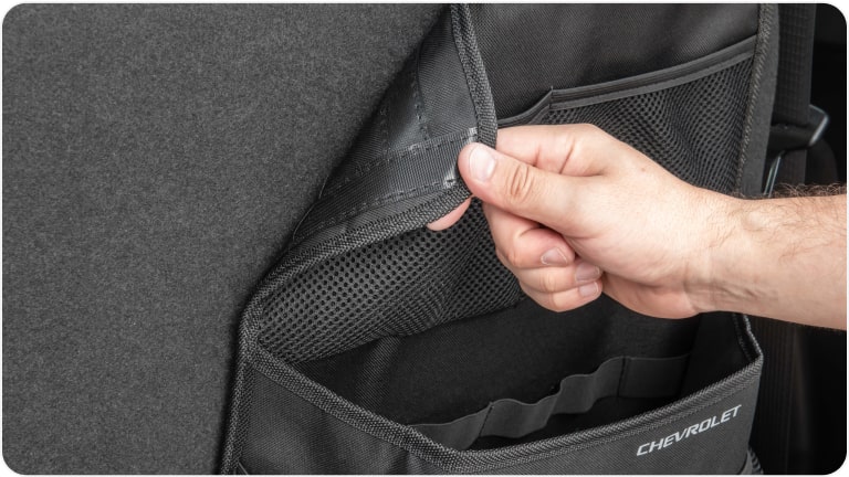 Imagem do organizador universal para porta-malas com fixação atrás do banco da linha de acessórios Chevrolet para o Tracker 2026