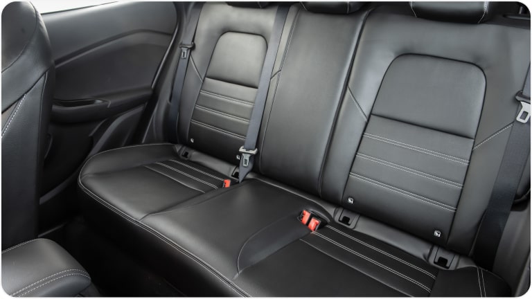 Imagem dos bancos traseiros do Chevrolet Tracker 2026 com revestimento premium da linha de acessórios originais Chevrolet