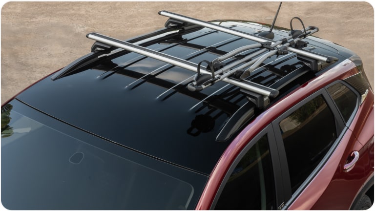 Imagem do rack de teto Thule com suporte para bicicleta da linha de acessórios originais Chevrolet para o Tracker 2026