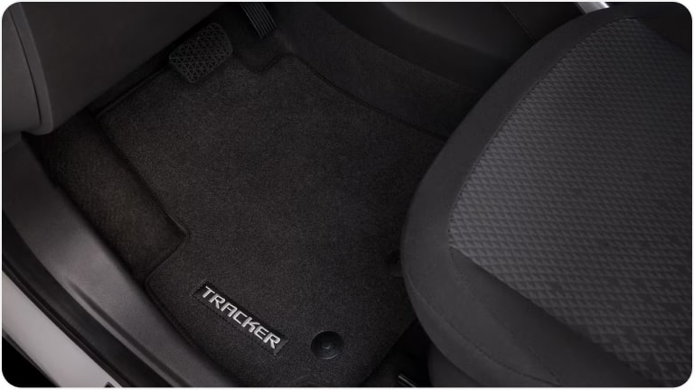 Imagem do tapete de carpete do Chevrolet Tracker 2026 da linha de acessórios originais Chevrolet