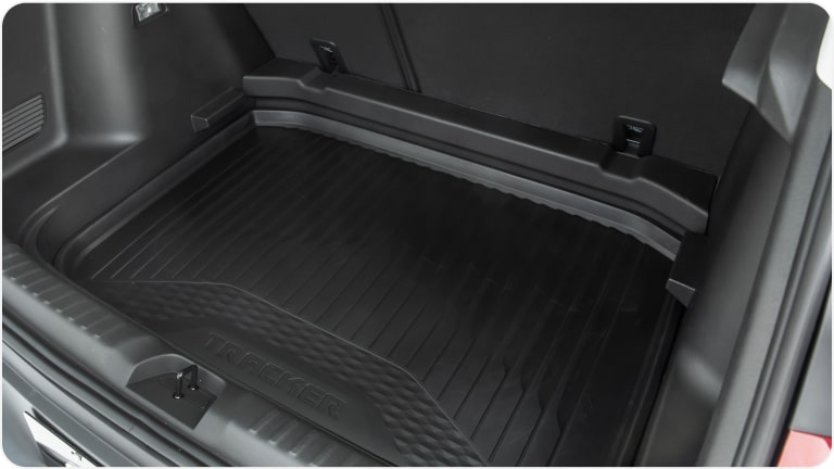 Imagem do tapete de bandeja para porta-malas do Chevrolet Tracker 2026 da linha de acessórios originais Chevrolet