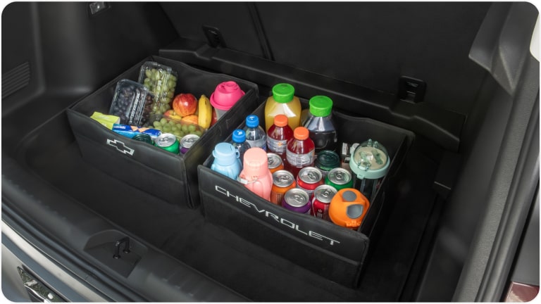Imagem do tapete de carpete com bolsa organizadora para porta-malas da linha de acessórios Chevrolet para o Tracker 2026