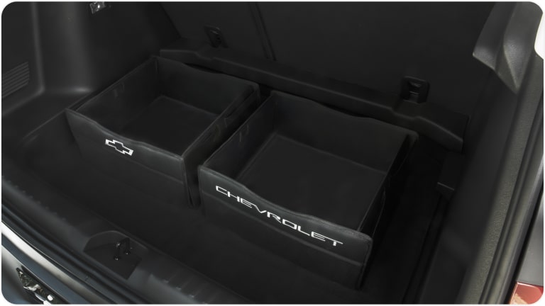 Imagem do tapete de carpete com bolsa organizadora para porta-malas da linha de acessórios Chevrolet para o Tracker 2026