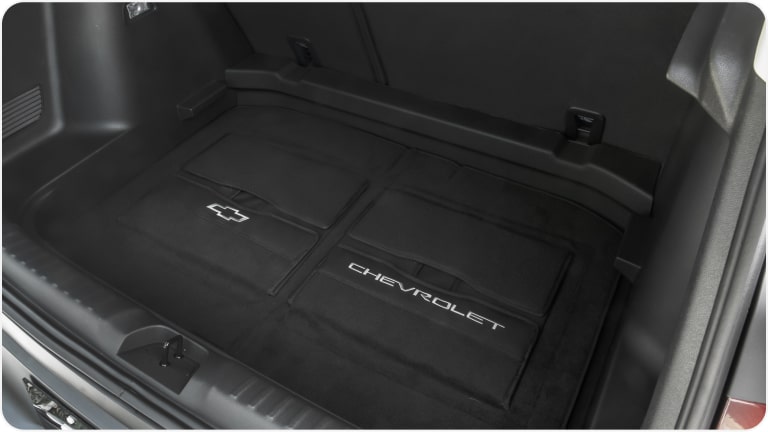 Imagem do tapete de carpete com bolsa organizadora para porta-malas da linha de acessórios Chevrolet para o Tracker 2026