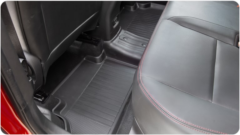 Imagem do jogo de tapetes com bordas elevadas do Chevrolet Tracker 2026 da linha de acessórios originais Chevrolet