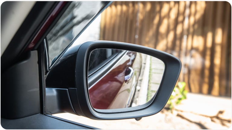 Imagem do recurso de tilt down do retrovisor externo lateral do Chevrolet Tracker 2026 da linha de acessórios originais Chevrolet