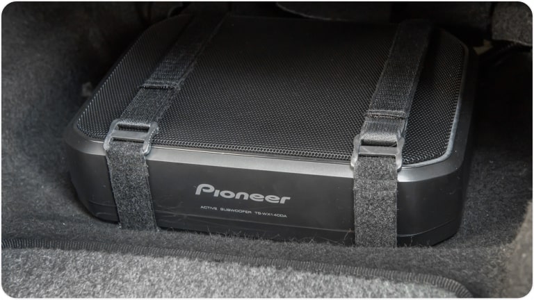 Imagem do subwoofer Pioneer da linha de acessórios originais Chevrolet para o Tracker 2026